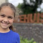 240624 Kinderburgemeester Ava Voor Het Gemeentehuis