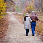 Ouderen Senioren Herfst Wandelen Stok