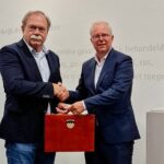 Gemeente Zeist Meerjarenbegroting '26 Wethouder Walter Van Dijk Overhandigt De Begroting Aan Plaatsvervangend Voorzitter Van De Gemeenteraad Dick Van Ginkel