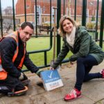 Wethouder Legt Rookvrije Generatie Stoeptegel Bij Speeltuin