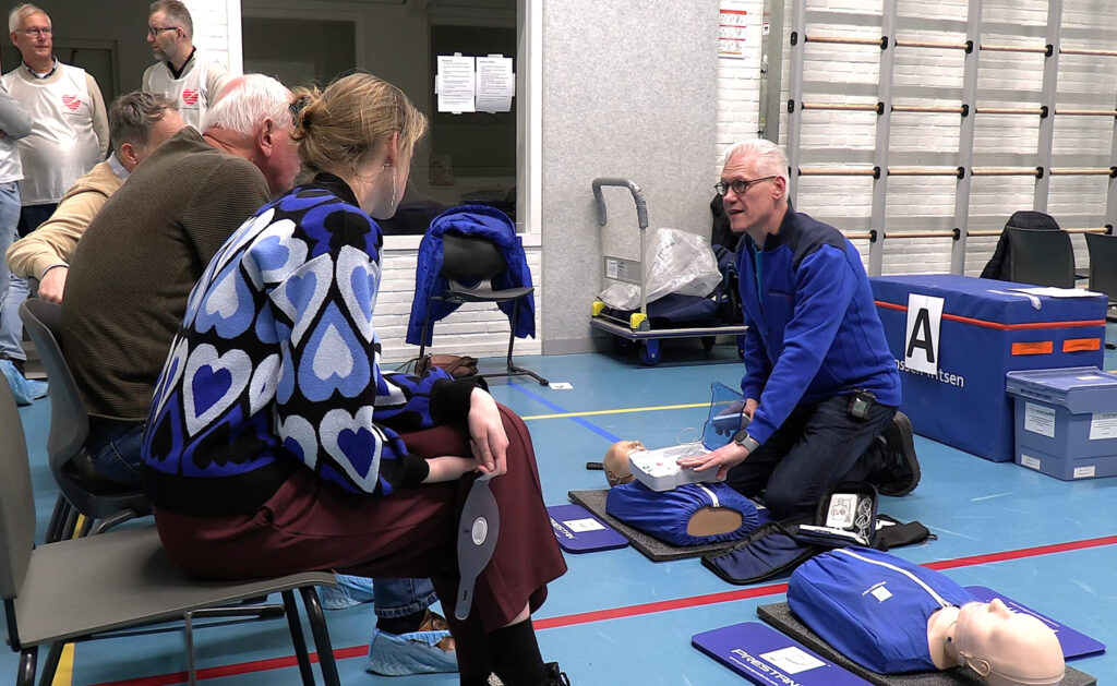 Bijna 120 inwoners doen reanimatiecursus (video)