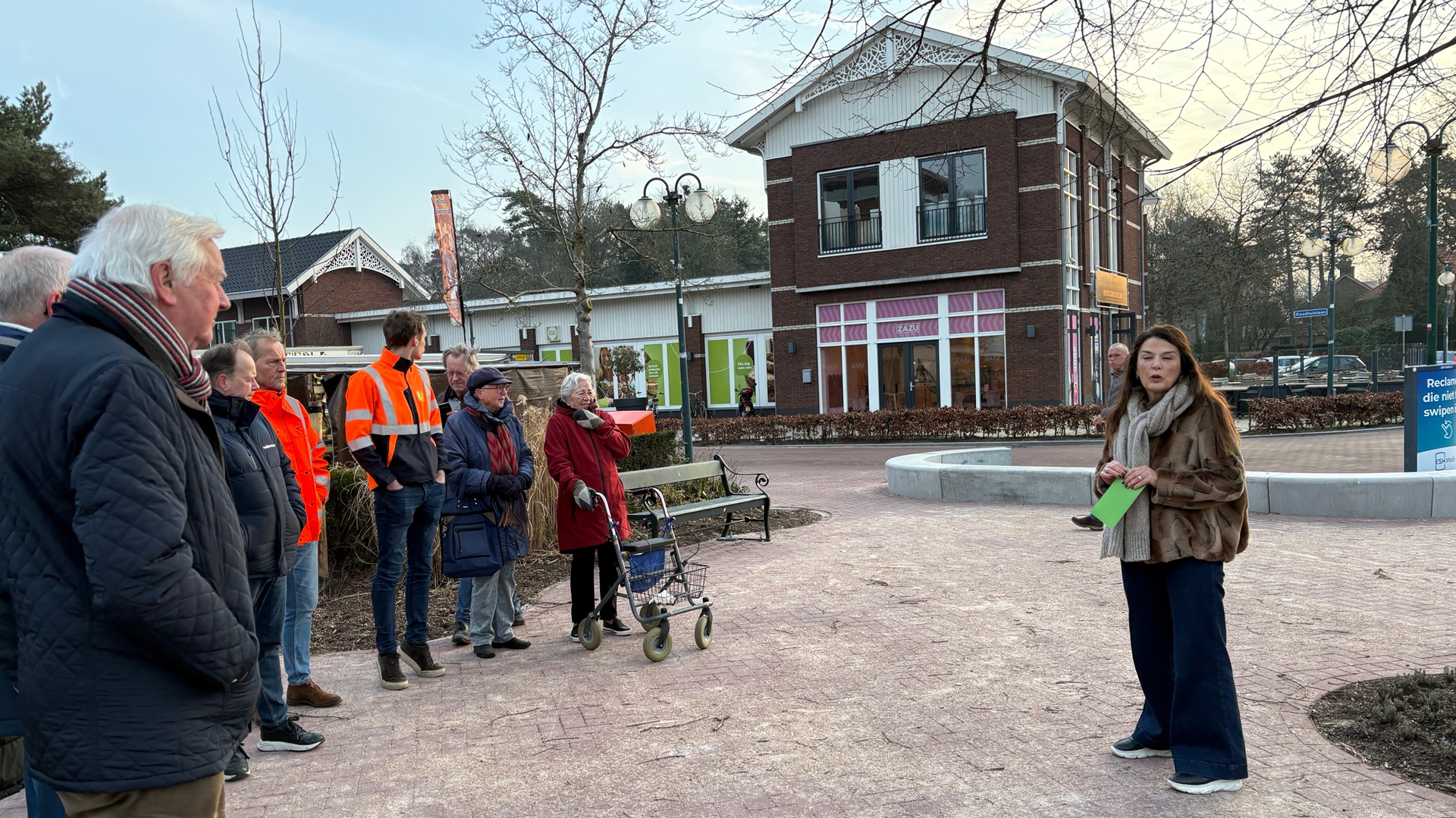 Wethouder viert afronding heringericht dorpsplein