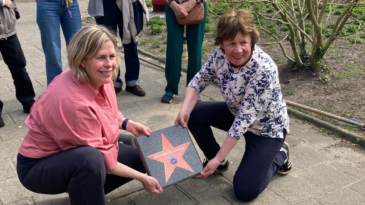 Anneke de Leeuw legt tegel Walk of Fame