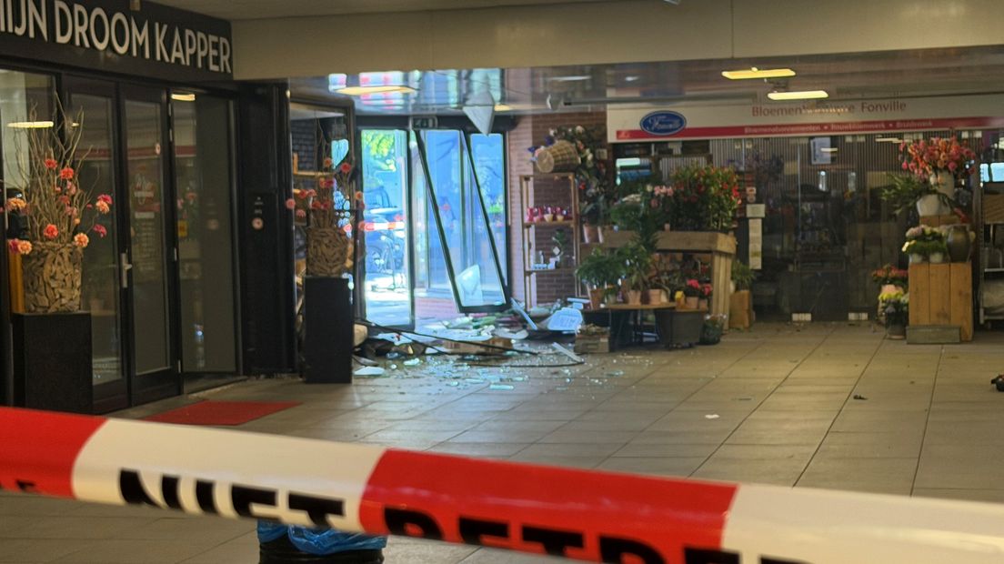 Plofkraak veroorzaakt flinke schade in winkelcentrum