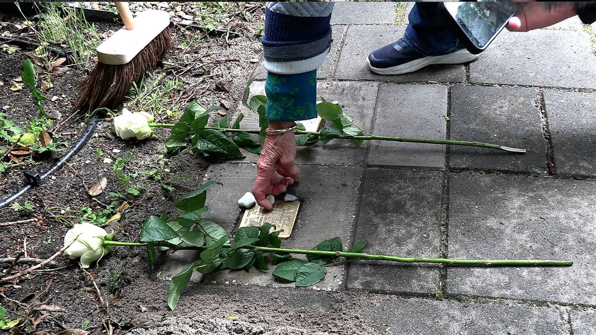 Eerste zestien struikelstenen onthuld in Zeist (video)
