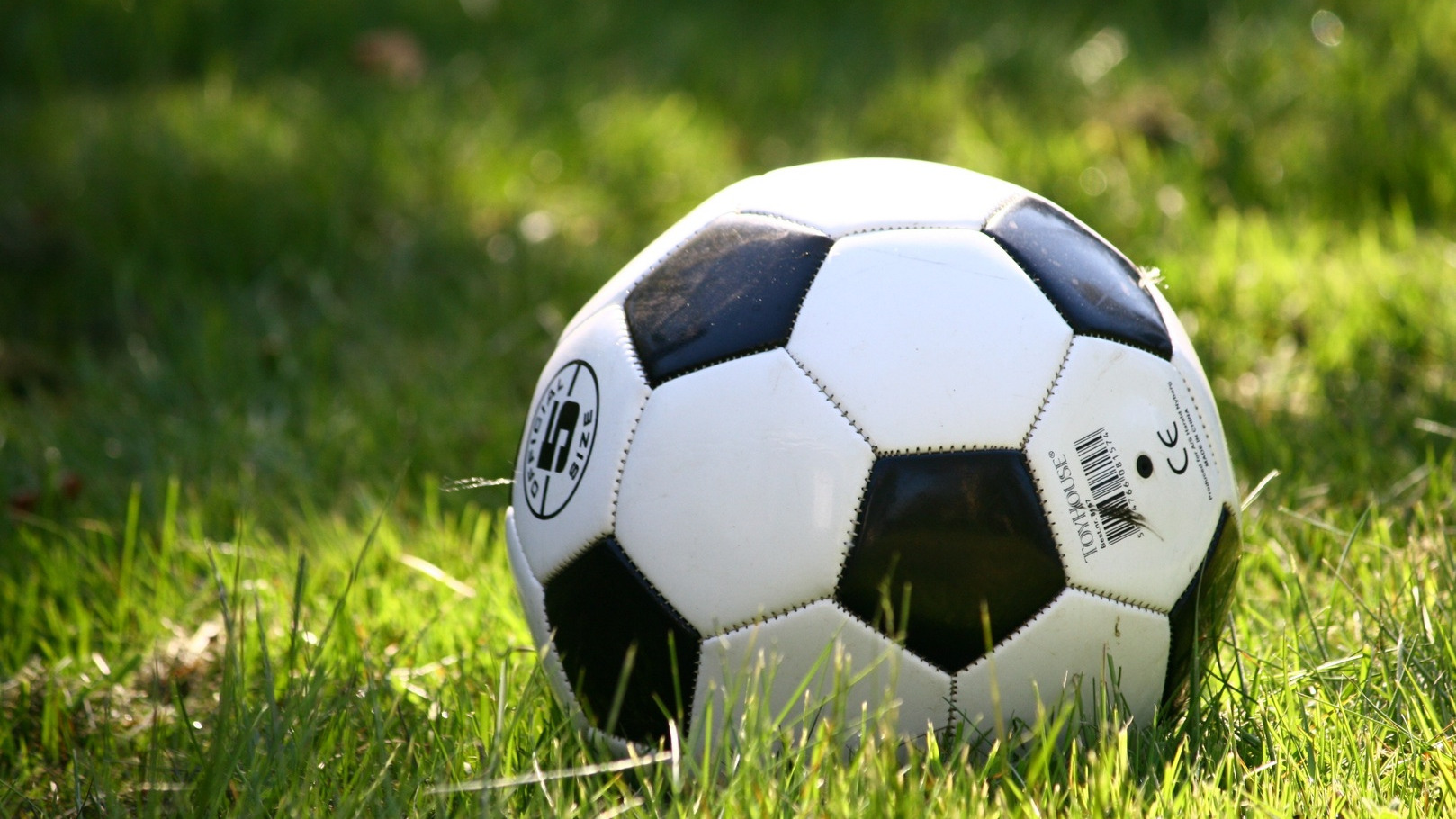 Voetbal bij azc stilgelegd na ophef over vrijwilliger