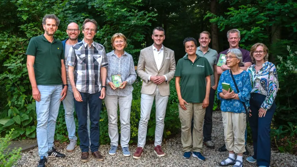 Wethouder Julian Wassink verzorgt in het Beauforthuis in Austerlitz de afsluiting van de campagne Heel Zeist Telt Mee. Tijdens de slotavond worden de resultaten van de biodiversiteitscampagne bekendgemaakt, vrijwilligers in het zonnetje gezet en de buurtprijs uitgereikt aan de wijk die de meeste soorten heeft geteld. Foto: Mel Boas