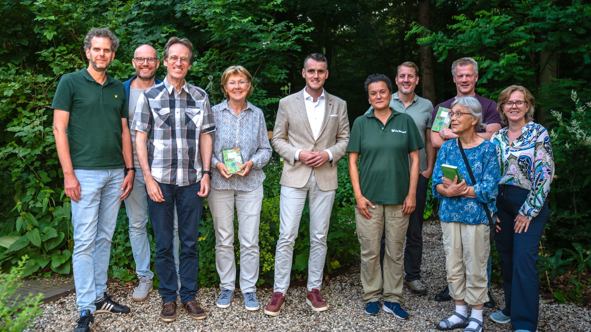 Wethouder Julian Wassink verzorgt in het Beauforthuis in Austerlitz de afsluiting van de campagne Heel Zeist Telt Mee. Tijdens de slotavond worden de resultaten van de biodiversiteitscampagne bekendgemaakt, vrijwilligers in het zonnetje gezet en de buurtprijs uitgereikt aan de wijk die de meeste soorten heeft geteld. Foto: Mel Boas