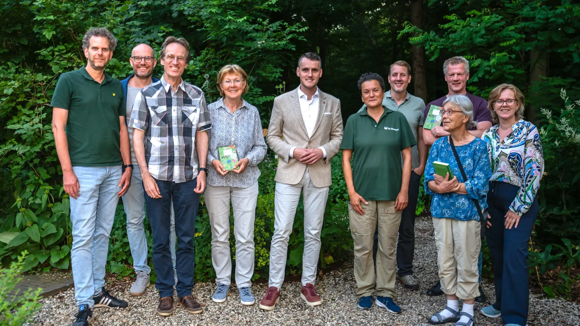 Wethouder Julian Wassink verzorgt in het Beauforthuis in Austerlitz de afsluiting van de campagne Heel Zeist Telt Mee. Tijdens de slotavond worden de resultaten van de biodiversiteitscampagne bekendgemaakt, vrijwilligers in het zonnetje gezet en de buurtprijs uitgereikt aan de wijk die de meeste soorten heeft geteld. Foto: Mel Boas