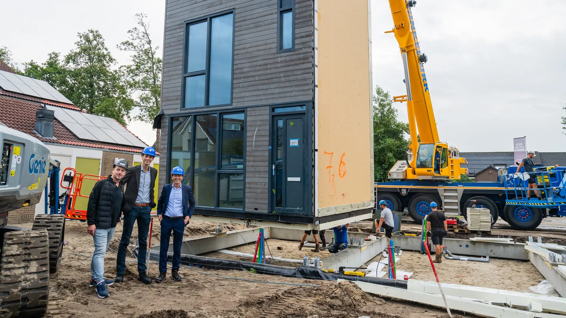 Plaatsing van acht flexwoningen op het grasveld tussen de Bijenlaan en Kerkweg in Leersum, in aanwezigheid van wethouder Koos de Bruijn en NabijWonen-directeur Camiel Schuurmans.